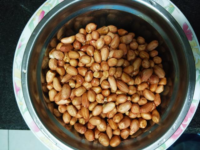 觀(guān)看世界杯喝著(zhù)小啤酒不能沒(méi)有麻辣花生