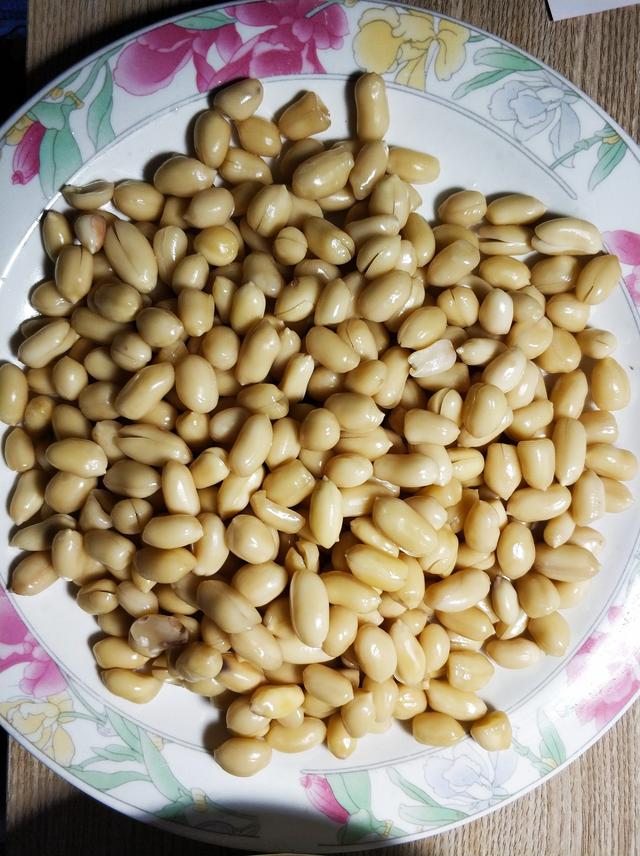 觀(guān)看世界杯喝著(zhù)小啤酒不能沒(méi)有麻辣花生