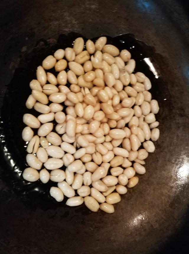 觀(guān)看世界杯喝著(zhù)小啤酒不能沒(méi)有麻辣花生